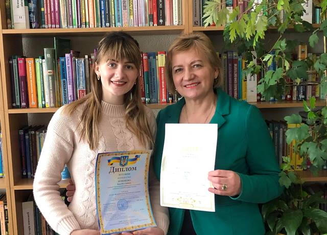 Призерка олімпіади Інна Дембовська з науковим керівником проф. Галиною Кіндратівною Радчук